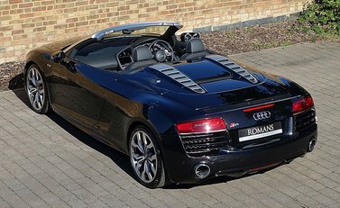 Audi R8 V10 Spyder 12