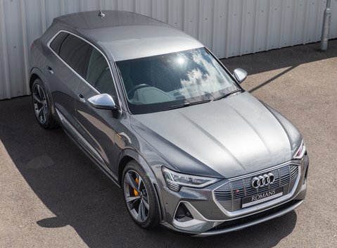 Audi E-Tron S 8