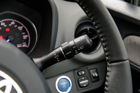 Toyota Yaris VVT-I ICON TECH 17