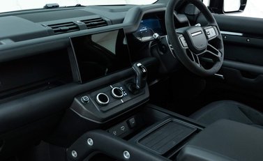 Land Rover Defender 90 V8 Bond Edition 18