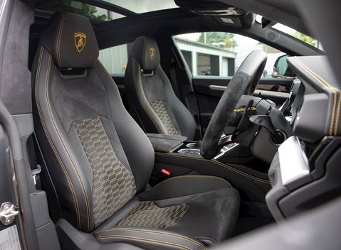 Lamborghini Urus 12
