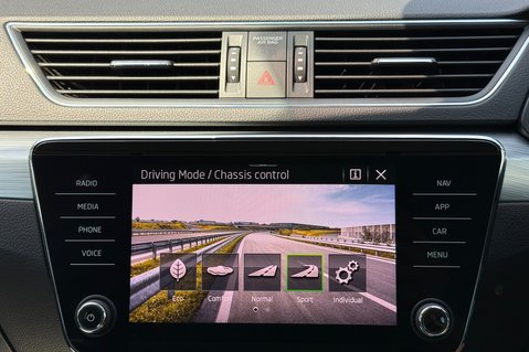 Skoda Superb SE TECHNOLOGY IV DSG - 11 SERVICES AT SKODA -HYBRID AUTOMATIC ESTATE 41