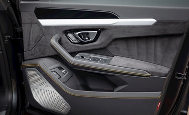 Lamborghini Urus 24