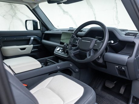 Land Rover Defender 90 D300 X-DYNAMIC HSE
