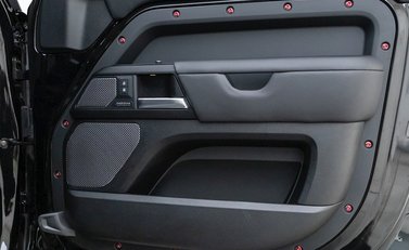 Land Rover Defender 110 V8 P525 URBAN XRS 27