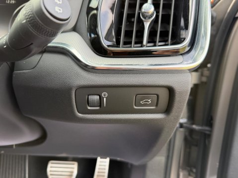 Volvo V60 2.0 D4 R-Design Auto Euro 6 (s/s) 5dr 67