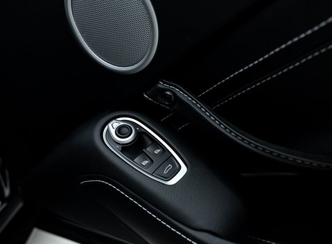 Aston Martin Vantage V8 31