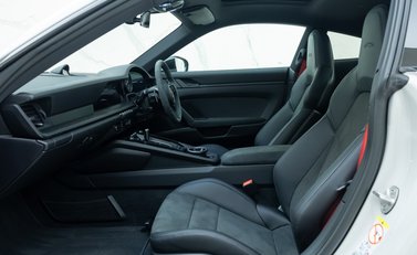 Porsche 911 Carrera GTS (992) 13