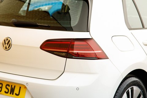 Volkswagen Golf E-GOLF 10