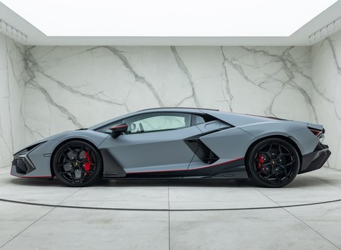 Lamborghini Revuelto 5