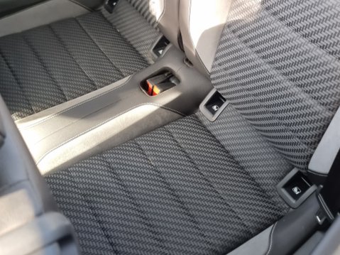 Volkswagen T-Roc R-LINE TSI DSG 52
