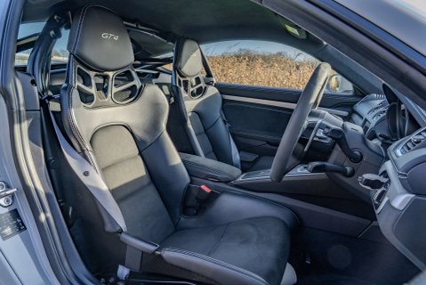 Porsche 718 Cayman GT4 PDK 11