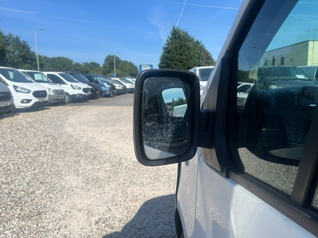 Vauxhall Vivaro LWB High Roof L2H2 120 Bi Turbo Air Con 1 Owner 19