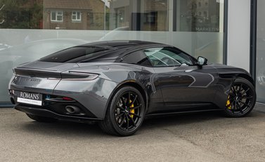 Aston Martin DB11 V8 4