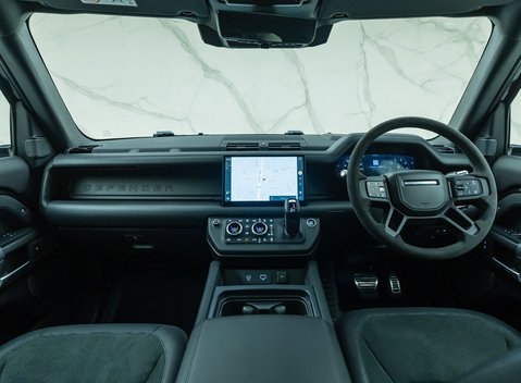 Land Rover Defender 110 V8 Bond Edition 21
