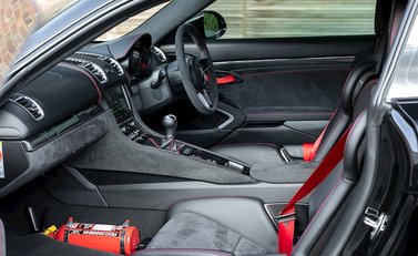 Porsche Cayman GT4 12