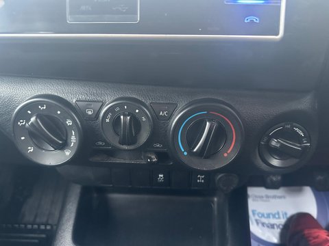 Toyota Hilux ACTIVE 4WD D-4D DCB 12