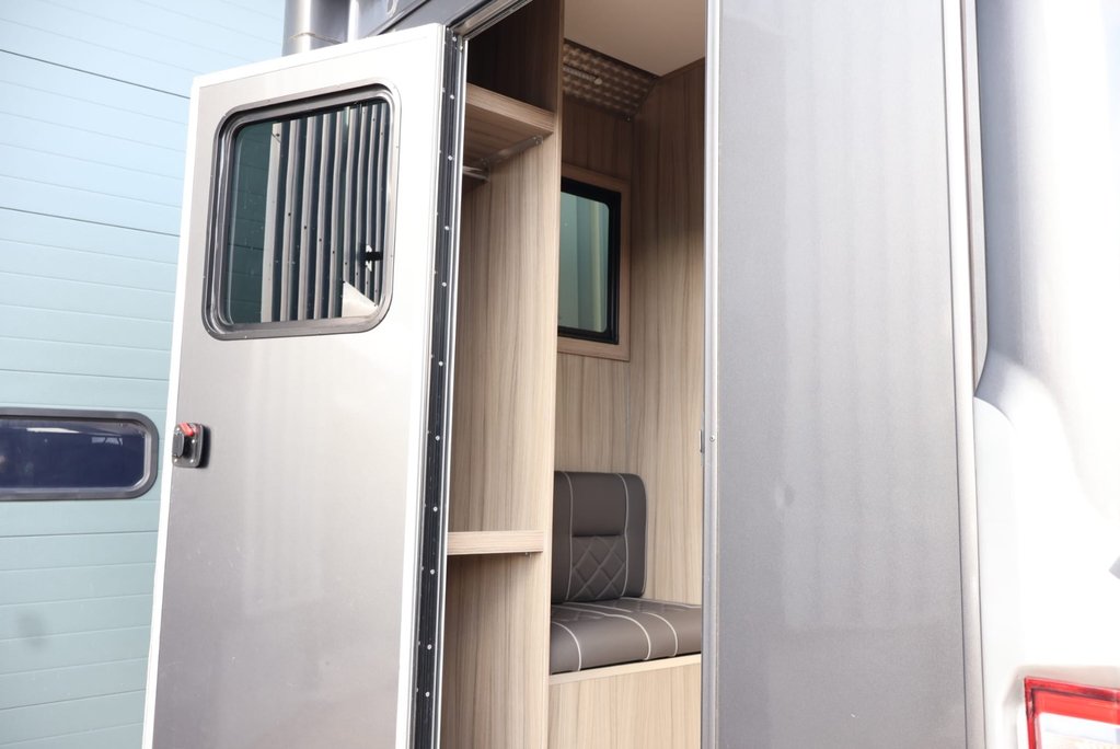 Renault Master 3.5 ton Coach Built Freddie Gover Horsebox with uprated suspension alloys  43