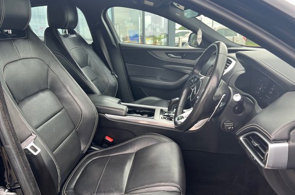Jaguar XE R-DYNAMIC SE AUTO 17