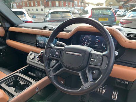 Land Rover Defender X MHEV 38