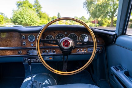 Aston Martin Lagonda Rapide Sports Saloon Manual 18