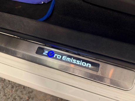 Nissan LEAF 40kWh Tekna Auto 5dr 11