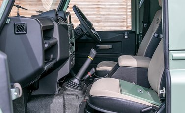 Land Rover Defender 90 Heritage Hard Top 13