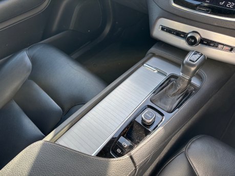 Volvo XC90 2.0 D5 Momentum SUV 5dr Diesel Geartronic 4WD Euro 6 (s/s) (225 ps) 37