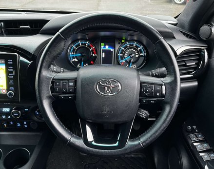 Toyota Hilux 2.8 HI-Luxury Invincible X D-4D 4WD Double Cab Auto 4WD 5dr 19