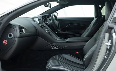 Aston Martin DB11 V8 Shadow Edition 13