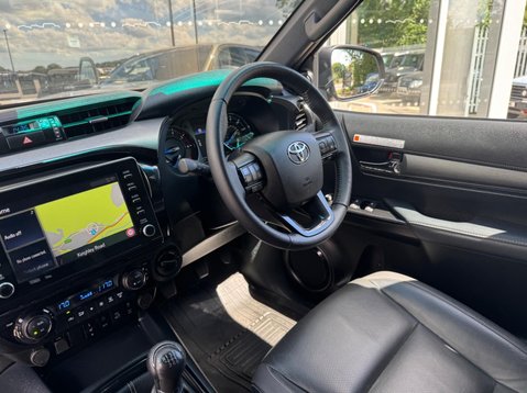 Toyota Hilux INVINCIBLE X 4WD D-4D DCB 22