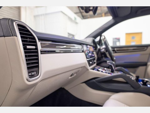 Porsche Cayenne 3.0 V6 E-Hybrid 17.9kWh Platinum Edition TiptronicS 4WD Euro 6 (s/s) 5dr (3 71