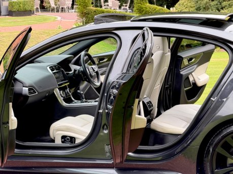 Jaguar XE R-DYNAMIC HSE BLACK 2