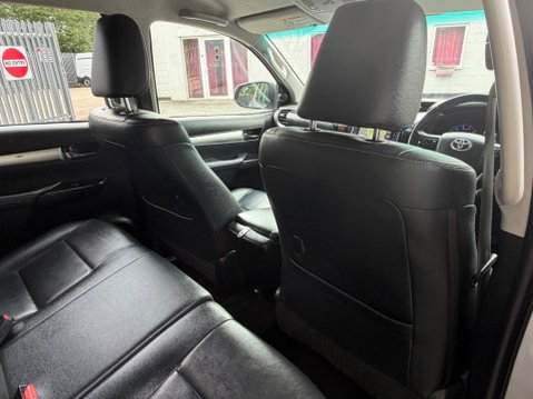 Toyota Hilux INVINCIBLE X 4WD D-4D DCB 42