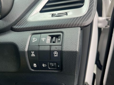 Hyundai SANTA FE 2.2 CRDi Blue Drive Premium 4WD Euro 6 (s/s) 5dr 29