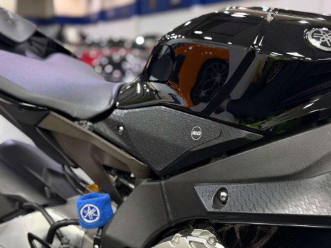 Yamaha R1M 1000 Super Sports Petrol Manual (200 ps) 17