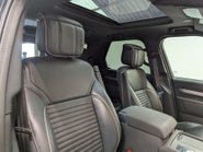 Land Rover Discovery 3.0 Discovery R-Dynamic HSE MHEV Auto 4WD 5dr 32
