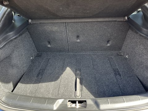 Volvo V40 T3 [152] Cross Country Pro 5dr Geartronic 33