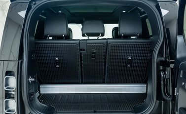 Land Rover Defender 90 V8 P525 Urban 36