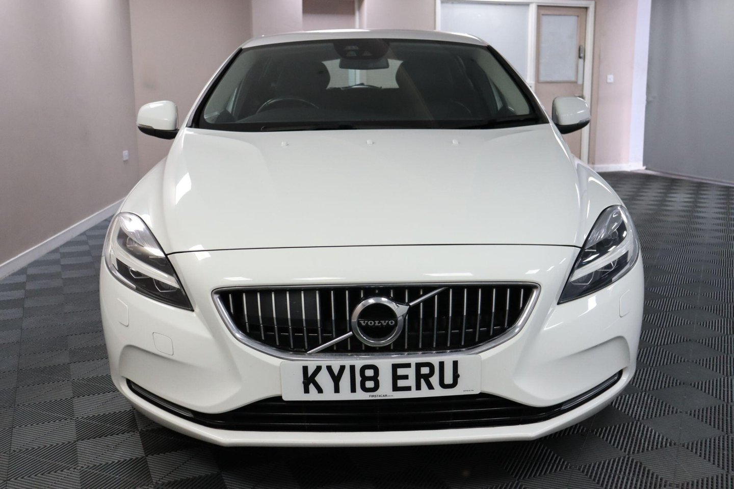 2018 Volvo V40 — image 2