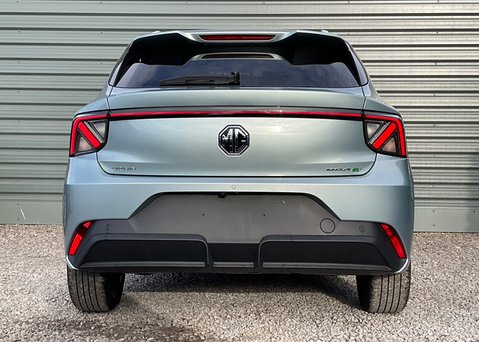 MG MG4 EV URBAN PREMIUM LONG RANGE 8