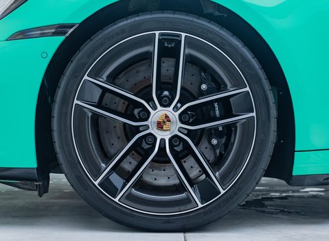 Porsche 911 Carrera GTS (992.2) 13