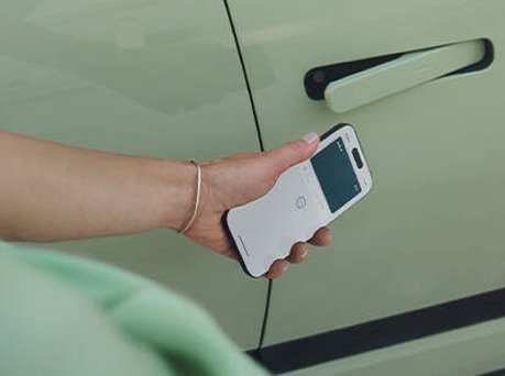 Image of smartphone with Digital Key outside the Kia EV3.
