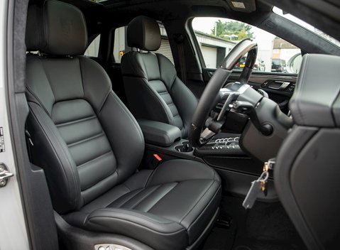Porsche Macan Turbo 12