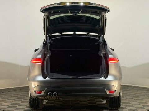 Jaguar F-Pace R-SPORT AWD 8