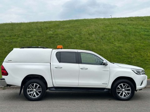 Toyota Hilux 2.4 HI-Luxury Invincible D-4D 4WD Double Cab Auto 4WD 5dr 3