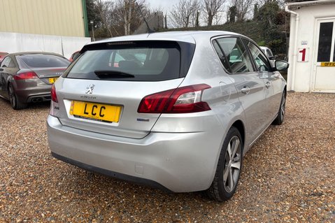 Peugeot 308 PURETECH ALLURE LAST OWNER SINCE 2017..7 SERVICES..SAT NAV.. £35 TAX.. 7