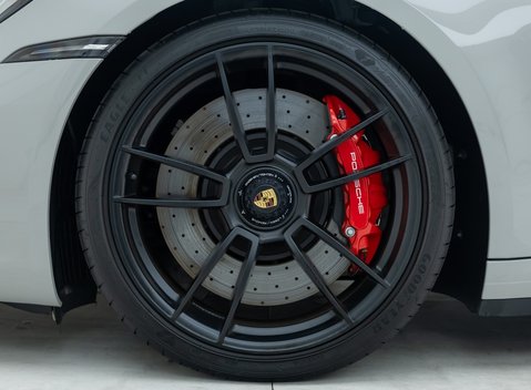 Porsche 911 Carrera 4 GTS (992) 26