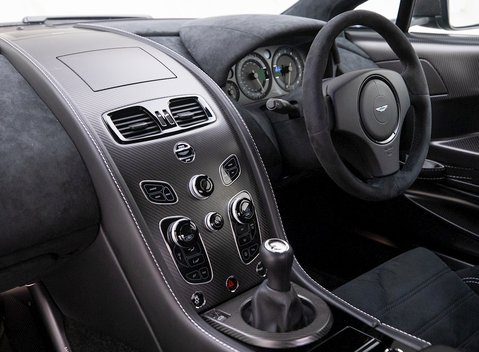 Aston Martin Vantage GT8 13