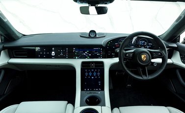 Porsche Taycan Turbo S Cross Turismo 17